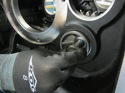 _Graphics/Web/TRSM0970_Main Case Counter Shaft Installation 22.jpg